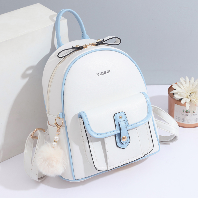 Mini Backpack Women - กระเป๋าเป้สะพายหลังเนื้อสีทึบมีสไตล์สำหรับผู้หญิงเป้น้ำหนักเบาที่เข้าคู่กันของตกแต่งจี้ pompon ขนาดเล็กแบบเรียบง่าย