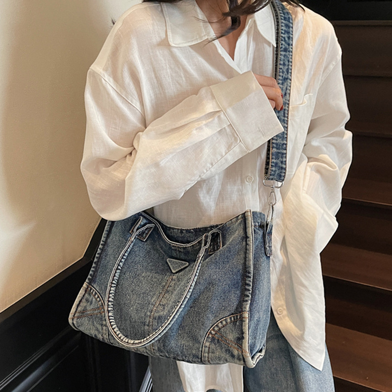 Women Bags Jeans - กระเป๋าสะพายไหล่ผ้าเดนิมวินเทจสำหรับผู้หญิง กระเป๋าถือแบบลำลองสไตล์ยีนส์ สายสะพายกว้าง กระเป๋าสะพายข้างสไตล์ Y2K กระเป๋าขนาดใหญ่สำหรับไปโรงเรียนและท่องเที่ยว